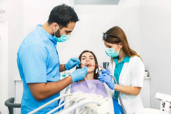 Preparando-se para iniciar o exame dentário — Fotografia de Stock