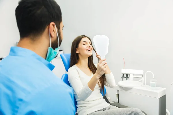 Restauração bem sucedida dos dentes — Fotografia de Stock