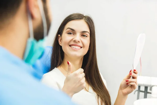 Restauração bem sucedida dos dentes — Fotografia de Stock