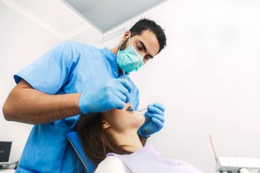 Hastalar diş dişçi inceliyor