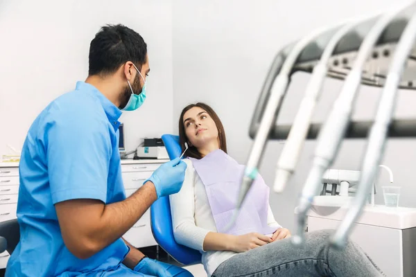 Dentista conversa com paciente durante check-up — Fotografia de Stock