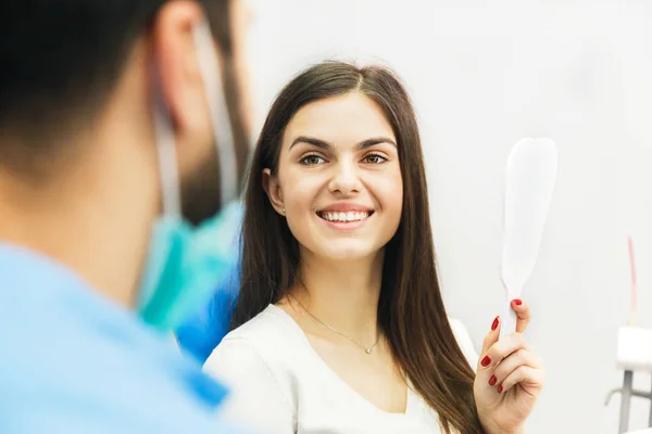 Restauración exitosa de los dientes — Foto de Stock