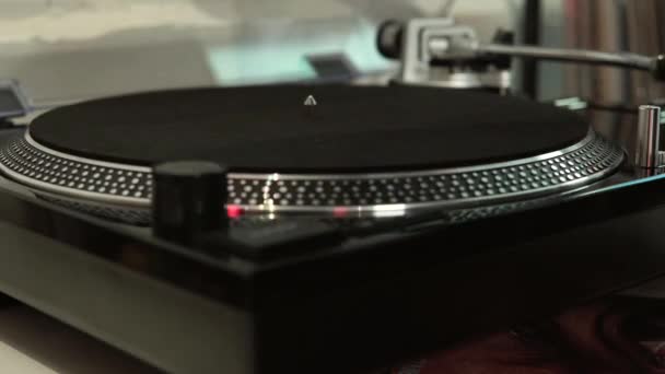 Il lettore in vinile con disco — Video Stock