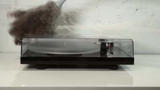 El reproductor de vinilo limpiar — Vídeo de stock