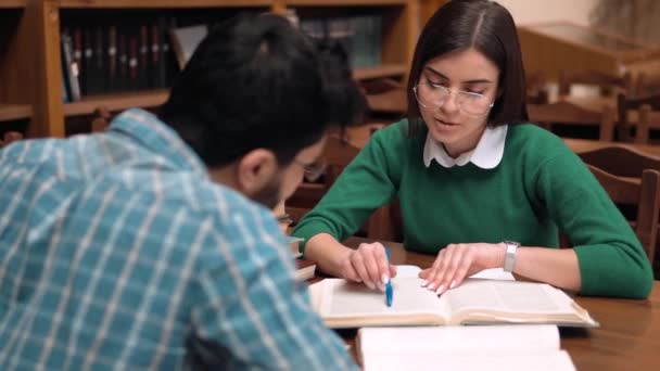 Grupo de estudiantes en la biblioteca — Vídeo de stock