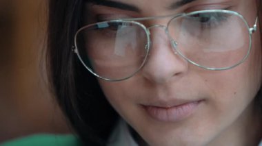 Kadın kitap okuyor.