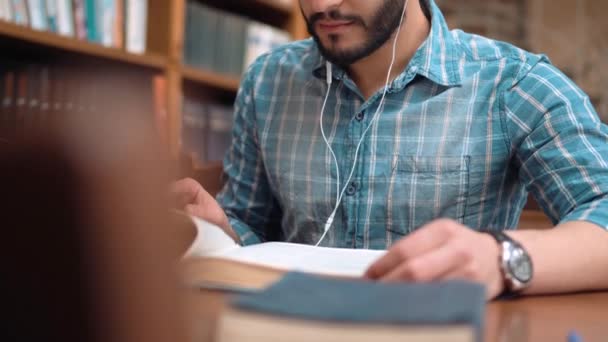 A leitura da biblioteca — Vídeo de Stock