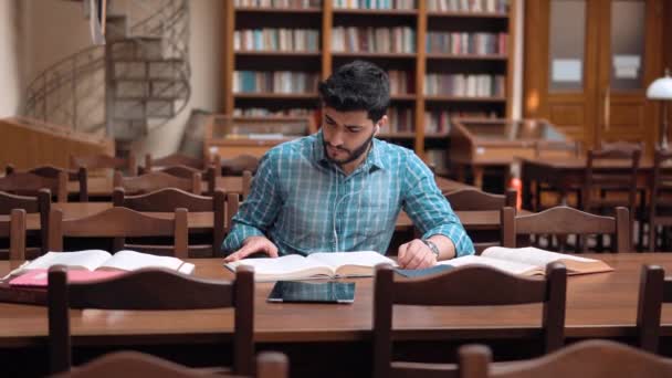 Hombre en la biblioteca — Vídeos de Stock