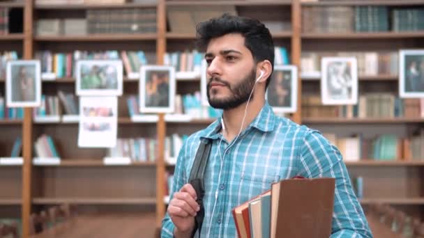 Estudante na biblioteca — Vídeo de Stock