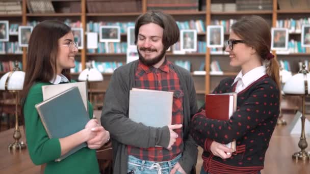 Gruppe von Freunden Studenten — Stockvideo