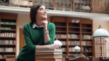 Kitaplığı'nda başarılı öğrenci portresi