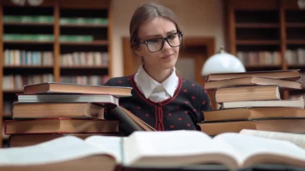 Втомлений студент в бібліотеці — стокове відео
