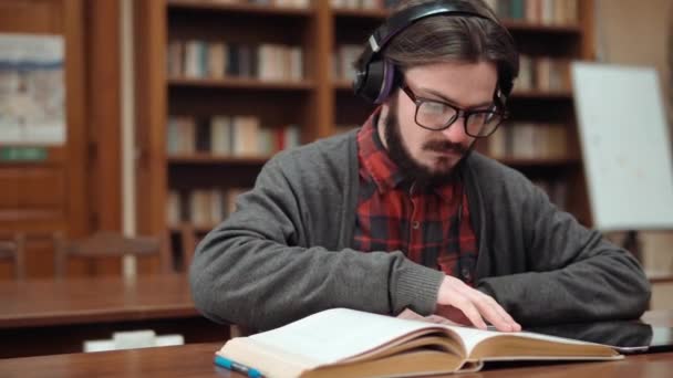 Φοιτητής στηρίζεται ως ανάγνωση — Αρχείο Βίντεο