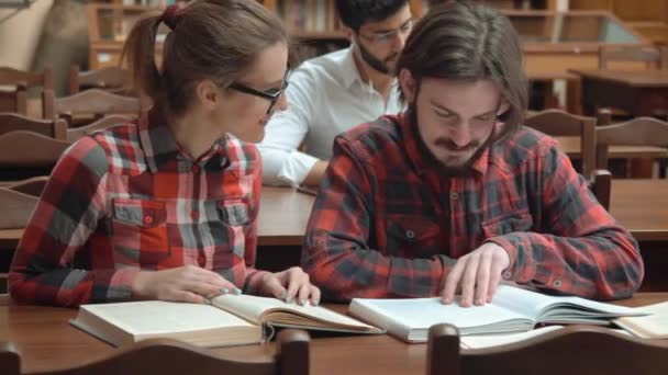 Amigos felizes na biblioteca — Vídeo de Stock