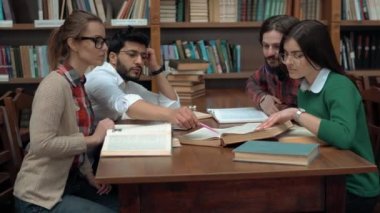 Çocuklar masasında bilgi tartışıyorlar