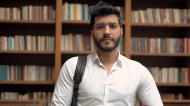 Kitaplığı'nda erkek öğrenci portresi