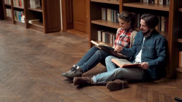 Les adolescents lisent des livres sur le sol — Video