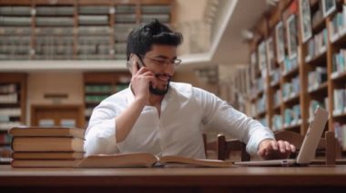 Telefon kitaplığındaki çocuk görüşmeler