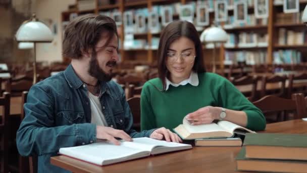 Adolescentes leem juntos — Vídeo de Stock