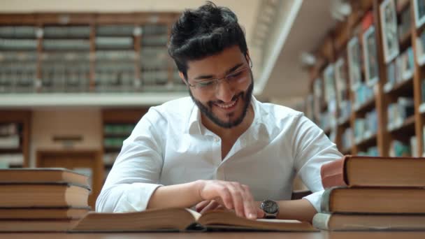 Estudante sucessos como leitura — Vídeo de Stock