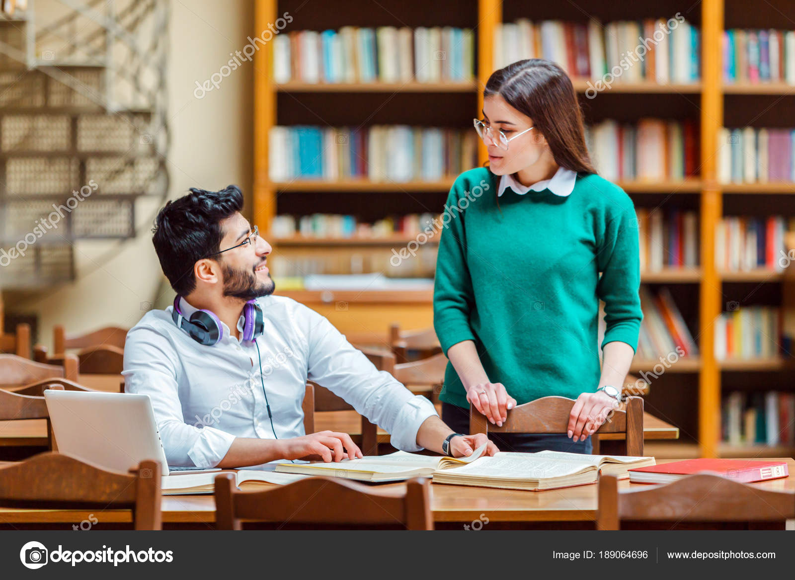 Talking library. Студент разговаривает по телефону. Студент говорит. Диалог однажды в библиотеке. Студент разговаривает по телефону.