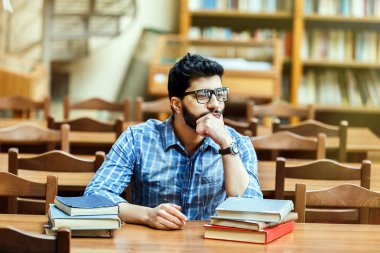 Kütüphane salonu öğrencisi