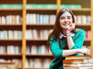 Kitap yığını ile kız