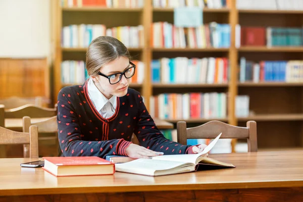 Estudante menina na biblioteca — Fotografia de Stock