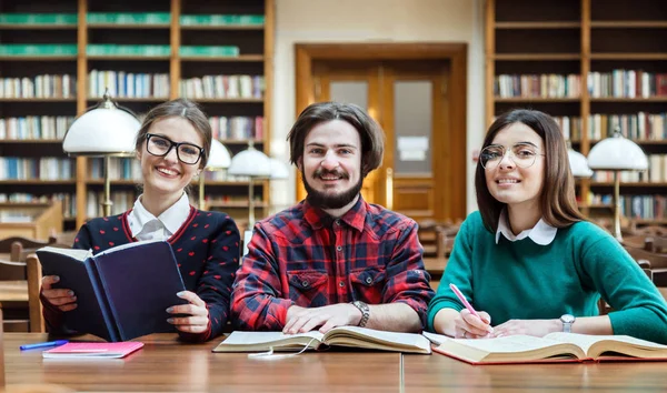 Groep studenten in de bibliotheek — Stockfoto