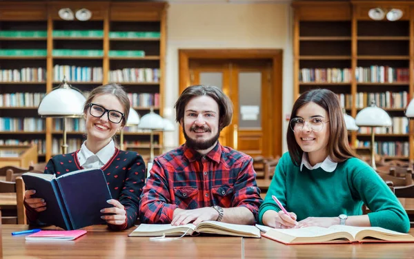 Grupo de estudiantes en la biblioteca — Foto de Stock