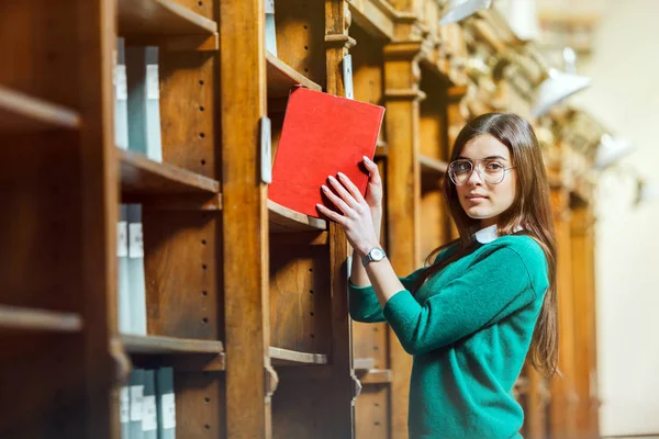 Chica en la biblioteca — Foto de Stock