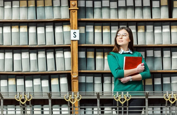 Meisje in de bibliotheek — Stockfoto