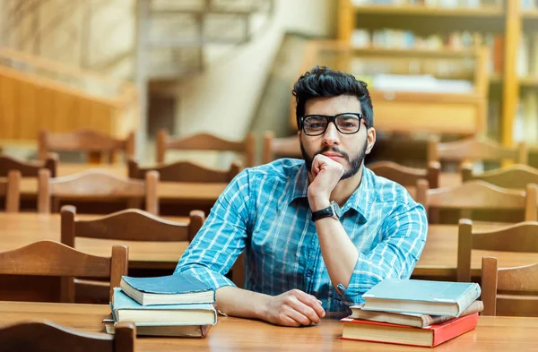 Student in de bibliotheek-zaal — Stockfoto