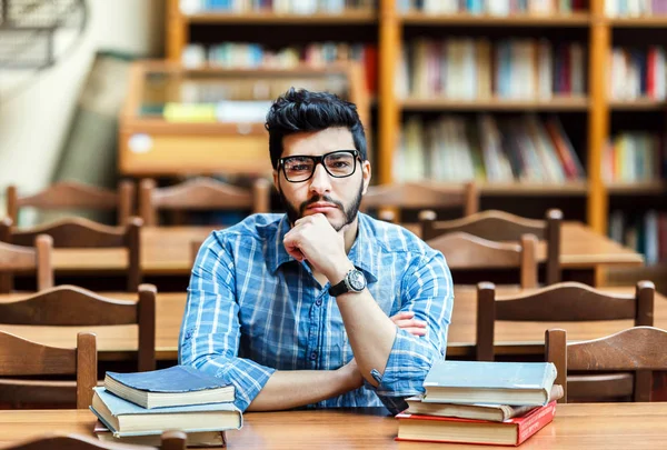 Student in de bibliotheek-zaal — Stockfoto