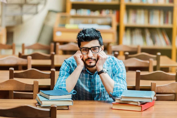 Student in de bibliotheek-zaal — Stockfoto