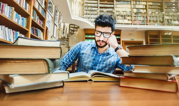 Student bibliotheek man boek Universiteit — Stockfoto