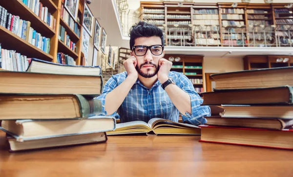 Student bibliotheek man boek Universiteit — Stockfoto