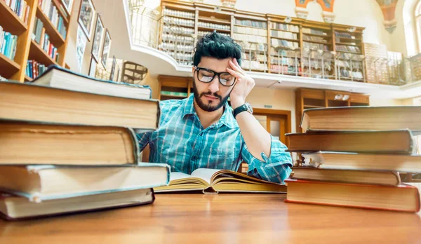 Estudiante biblioteca hombre libro universidad —  Fotos de Stock
