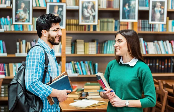 Studenten werken aan huis opdracht — Stockfoto