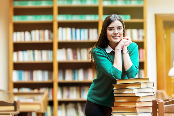 Meisje met de stapel boeken — Stockfoto