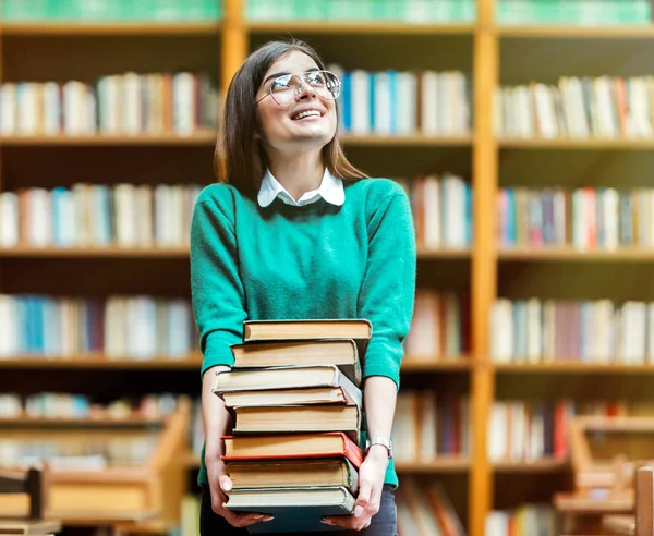 Flicka med böcker stacken — Stockfoto