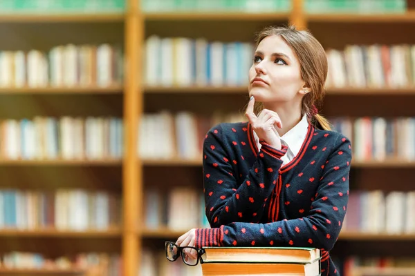 Meisje met de stapel boeken — Stockfoto