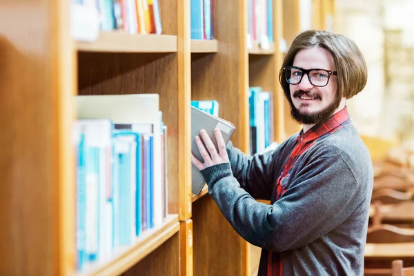 Kütüphanede öğrenci adam — Stok fotoğraf