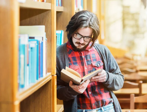 Student Man in de bibliotheek — Stockfoto