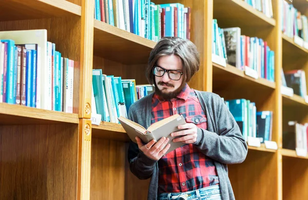 Студентська людина в бібліотеці — стокове фото