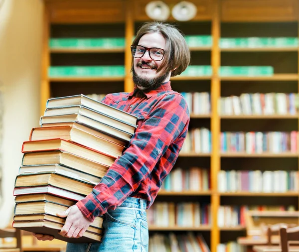 学生男書籍のスタックを保持します。 — ストック写真