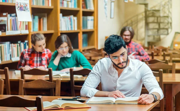 Studeren in de bibliotheek — Stockfoto