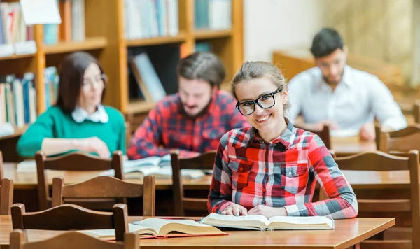 図書館で勉強しています。 — ストック写真