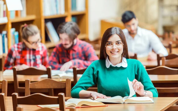 Studeren in de bibliotheek — Stockfoto