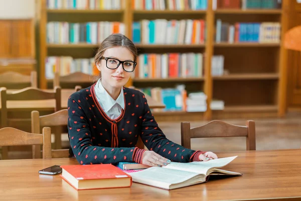 Girl Student in the Library Royalty Free Stock Photos